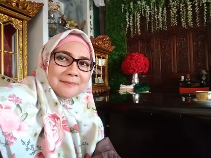 Sejak pemakaian HGH II pada Program Sijil Herbalis HPA ,saya selalu memakainya dengan menyemprotkan dari area dahi dan seluruh wajah tapi area seputar mata adalah prioritas. Maklum wanita seperti saya dgn usia 50 tahun, area ini akan selalu lebih dulu dikunjungi yang namanya keriput. Sekarang ini pemakaian HGH sudah sampai pada botol yang ketiga, dan hari ini saya bertemu klien saya untuk sesi bodytreatmen dan skin face treatment itu tidak henti-hentinya bertanya tentang rahasia perawatan saya, karena menurut klien saya dia sangat takjub wajah saya tidak ada kerutannya khususnya seputar mata dan menurutnya lagi wajah saya sangat kencang dan fresh. Saya hanya bisa senyum-senyum dan tak henti memuji Allah. Terima kasih Tuan Haji ismail, ilmu guru sangat luar biasa sehingga produk luar biasa seperti HGH II ada ditengah-tengah kita.. -- Virna Khaeriyah Makassar